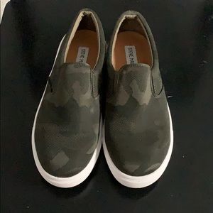 STEVE MADDEN Slip-on Sneaker